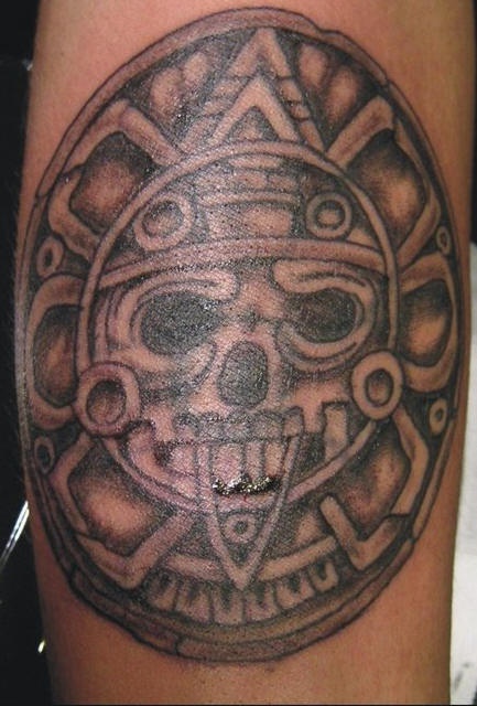 Tatuaje de un calendario de muerte de estilo azteca.