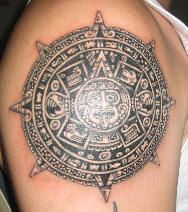 Le tatouage d'une pierre à cinq ères aztèque détaillé