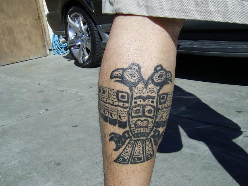 Le tatouage d&quotun aigle à deux têtes aztèque