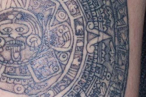 Le tatouage de calendrier de Maya en vue de près