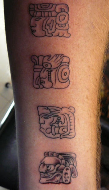 Tatuaje de la deidad azteca logograms.