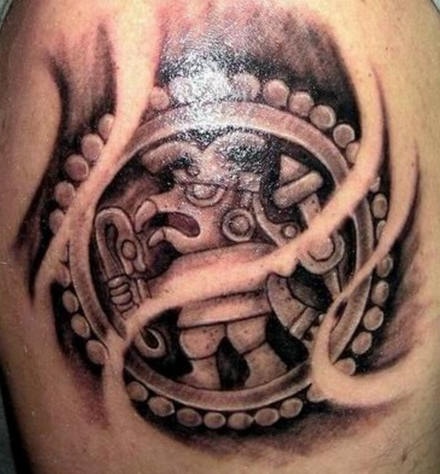 Le tatouage d'une déité aztèque réaliste