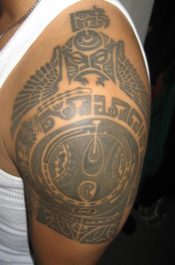 Le tatouage d'entrelacs noir et blanc aztèque sur l'épaule
