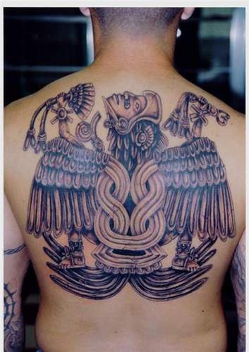Le tatouage d'un oiseau aztèque sur le dos