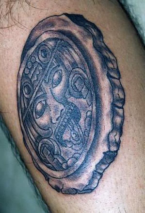 Tatuaje en piedra de un logogram sagrado azteca.