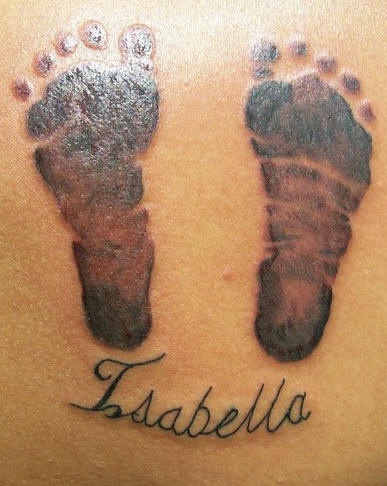 Tatuaje de las huellas nfantiles con nombre del bebe