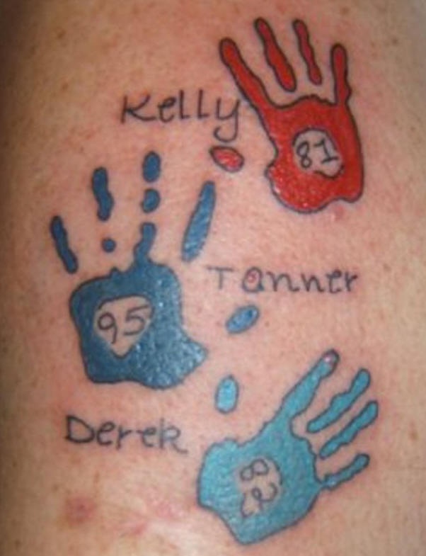 Le tatouage d&quotempreintes de main d&quotenfants en couleur