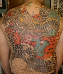 Impressionante tatuaggio sulla schiena dragone asiatico