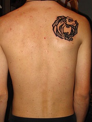 Tatuaje en el hombro de un pez tribal.