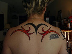 Tatuaje tribal rojo y negro.