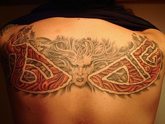 Tatuaje en la espalda de un hombre místico.