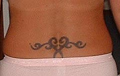 Le tatouage tribal ordinaire sur le bas du dos