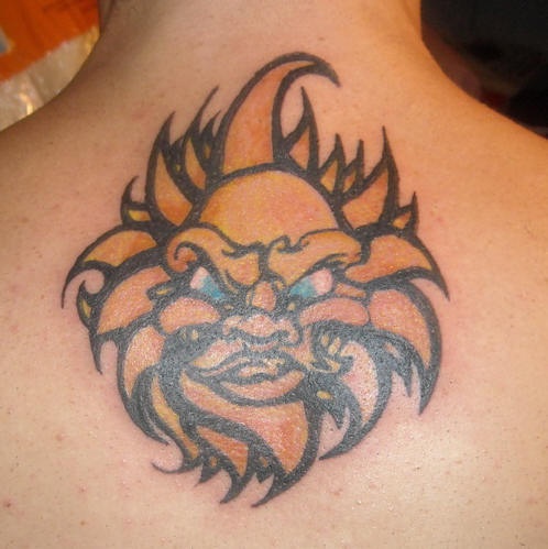 el tatuaje de un monstruo de color naranja hecho en la espalda