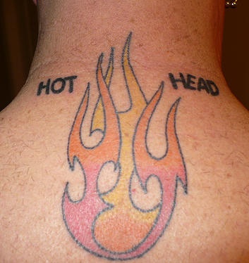 el tatuaje de las llamas de fuego hecho en la nuca
