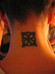 Fiore nero tribale tatuaggio