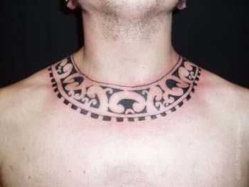 Ornamento tribale tatuaggio intorno a collo