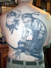 Tatuaje en la espalda de un guerrero Ninja con un perro.