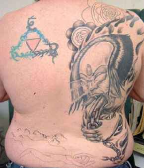 Artista Kabuki e triangolo tatuati sulla schiena