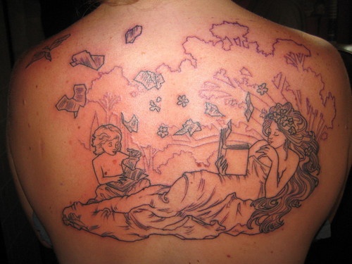 Tatuaje en negro de una mujer y su hijo leyendo un libro.
