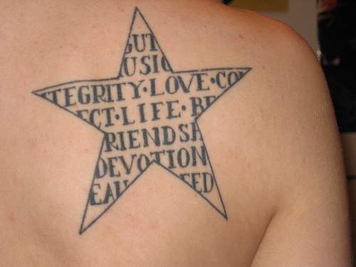 Tatuaje con escritura en la estrella