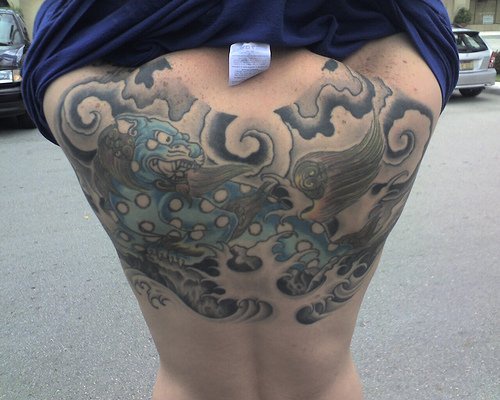 Tatuaje en la espalda tema acuático dragón volando