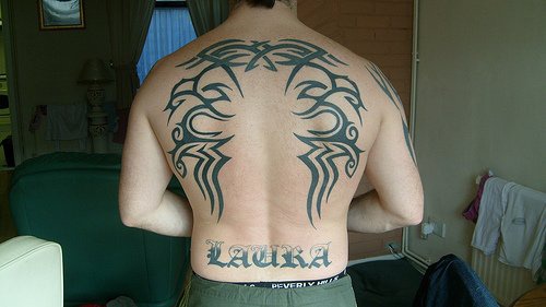 Tatuaggio grande sulla schiena il disegno in stile tribale