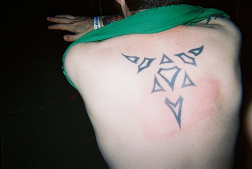 Tatuaggio curioso sulla schiena i triangoli