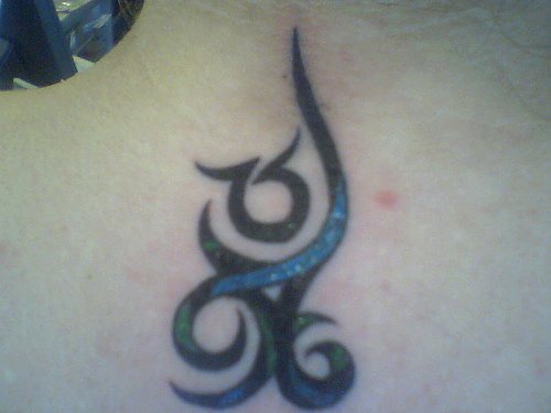 Tatuaggio piccolo sulla schiena il disegno nero blu
