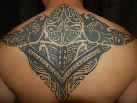 Tatuaje en la espalda de un patrón indio tribal.