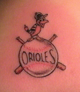 Le tatouage d&quotun oiseaux-symbole d"équipe de Baltimore