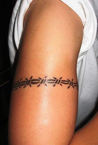 Tatuaje color negro alambre de púa