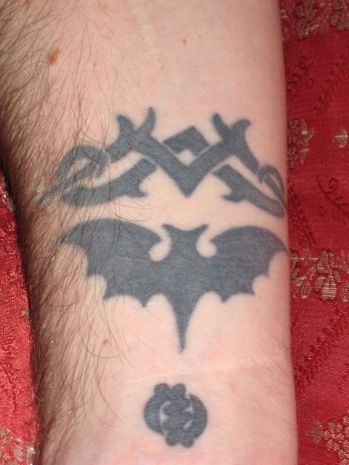 Tatuaje del murciélago como símbolo trivial.