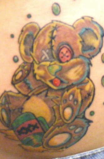 Le tatouage d&quotun vieux en peluche ours ivre