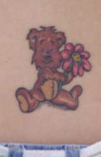 orsacchiotto con fiore tatuaggio colorato