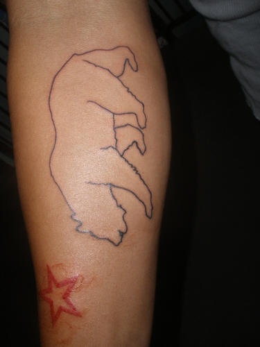 orso silhouette tatuaggio sul braccio