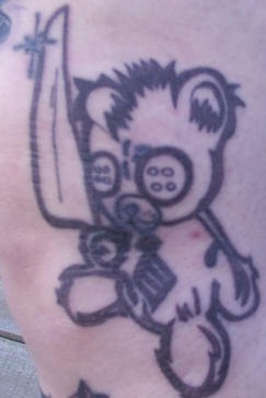 Tatuaje oso Teddy con cuchillo