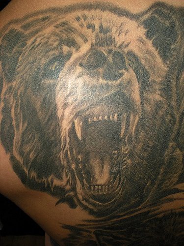 realistico orso agressivo tatuaggio nero