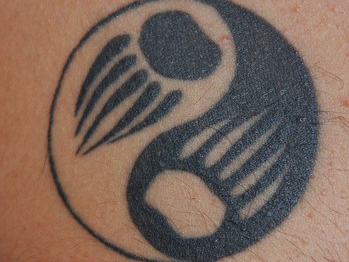 yin yang con zampe di orso stampato tatuaggio