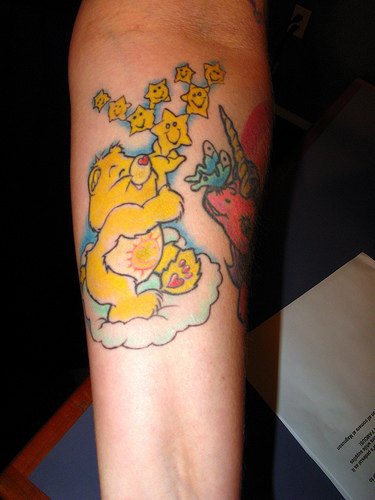 Tatuaje oso amarillo dibujos animados