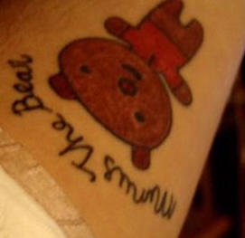 bello orsacchiotto tatuaggio con scritto