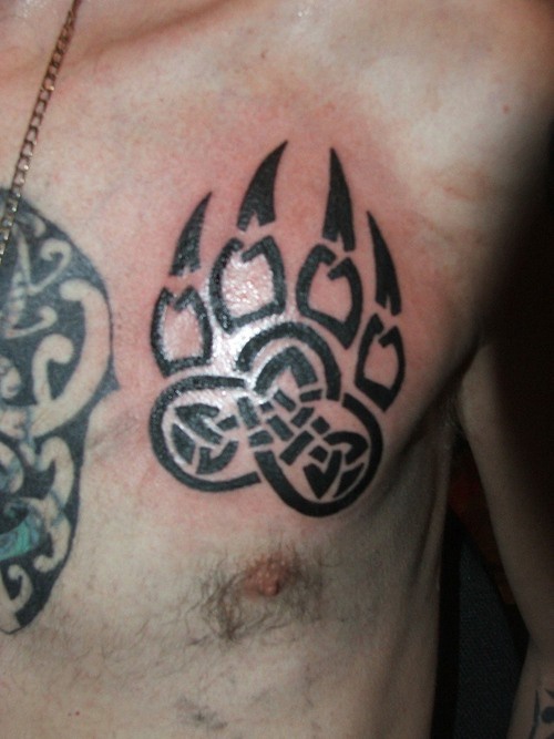 Tatuaje huella de oso en pecho con nudos celticos