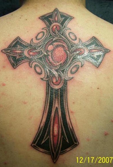 el tatuaje religioso de la cruz detallada hecho en la espalda