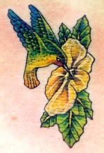 colibri sul fiore giallo tatuaggio