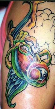 uccello con occhio arrabiato tatuaggio colorato