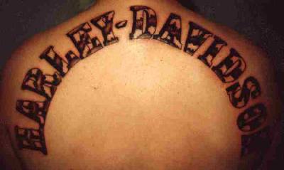 Un gros tatouage de Harley Davidson texte sur le dos