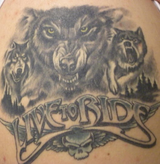Biker Tattoo Wolf mit Inschrift &quotLive to ride"