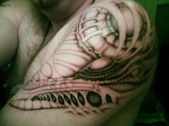 biomeccanica tatuaggio particolare sulla spalla
