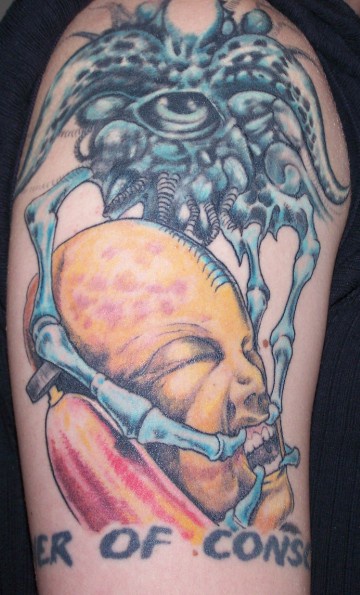 Biomechanischer Alien mit einem Auge Tattoo