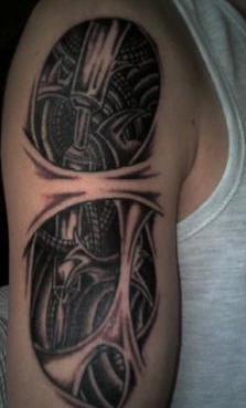 Biomechanismus unter Haut Tattoo