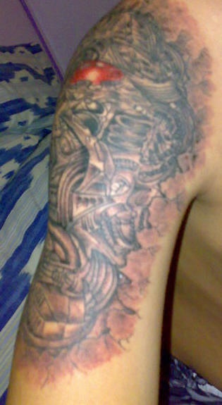 cretura biomacanica  tatuaggio sulla spalla
